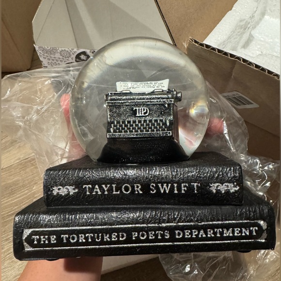 TAYLOR SWIFT THE TORTURED POETS DEPARTMENT SNOWGLOBE - Picture 6 of 16